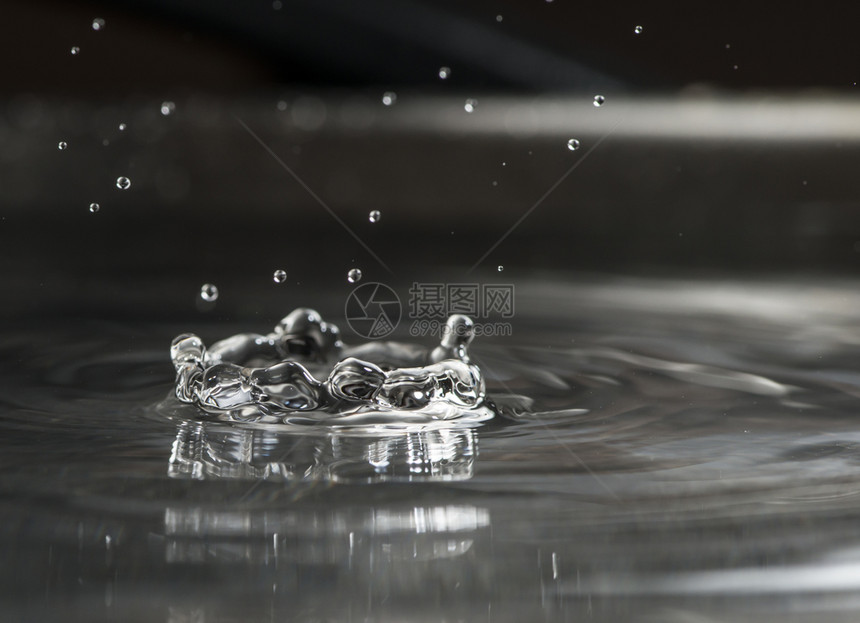 雨滴水下宏观拍到的深色底海浪自然图片