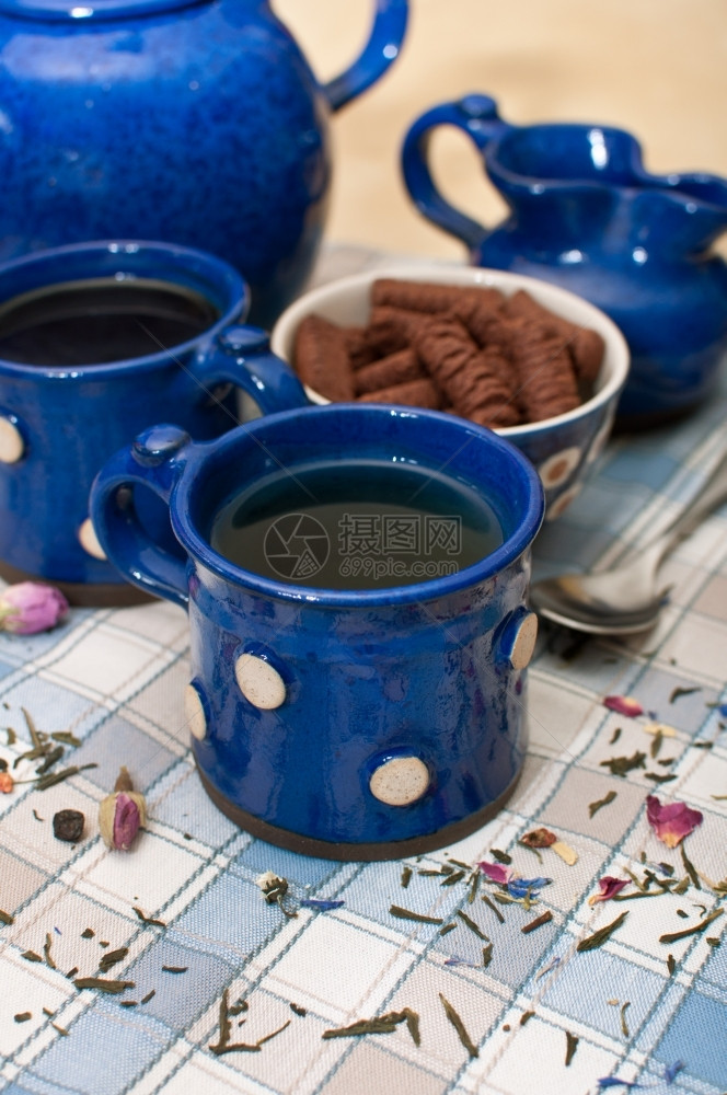 杯子吃马克早餐茶和咖啡在桌边的蓝麻格斯图片