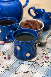 杯子吃马克早餐茶和咖啡在桌边的蓝麻格斯高清图片