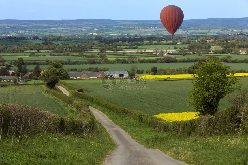 英国东北部约克郡HarwardianHills上空漂流的热气球飞行欧洲农场图片