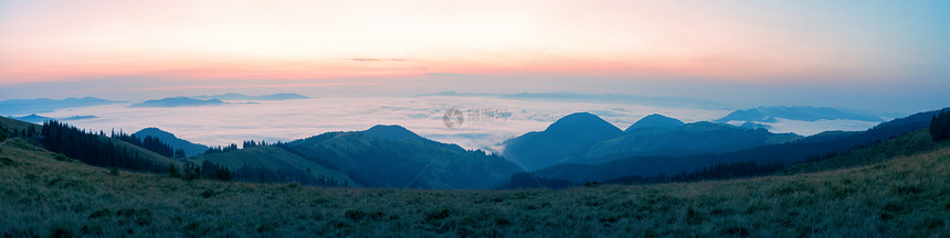 假期薄雾颜色清晨山上云彩的波浪夏日风景全清晨山上云彩的波浪图片