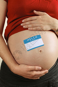 躯干生活照片来自一位孕妇她的腹部概念上贴有我名字标签用于选择婴儿姓氏鉴别背景图片