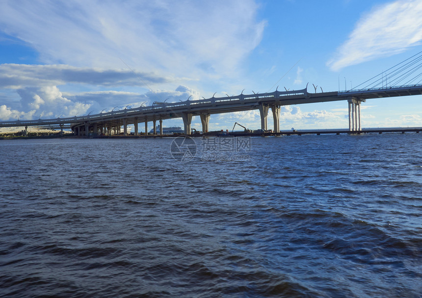 圣彼得堡新的可以看到修建的桥梁横跨涅瓦河看到Neva河上的电缆桥运输图片