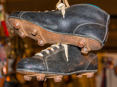 鞋类紧贴旧皮革上挂着黑色足球鞋的皮靴子服装图片