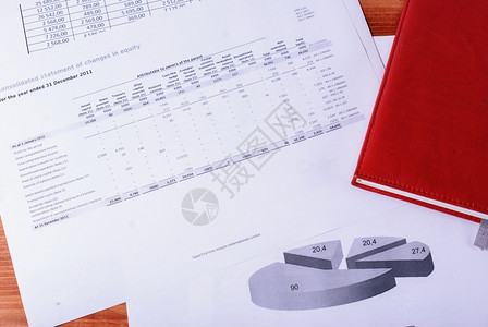 年度财务明细单笔记办公室表格上的说明和财务报以及上的明细和财务图业概念账单帐户设计图片