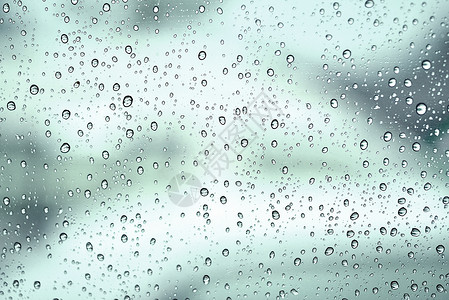 有雨滴的窗有质感的散景抽象窗口上有一滴雨布加灯光抽象设计图片