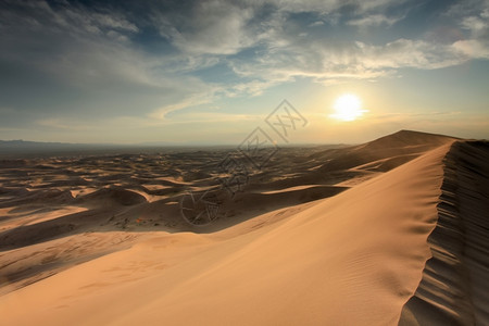 晚上旅游沙丘日落在戈壁漠上蒙古元雄图片