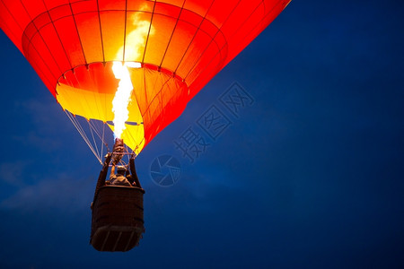 黄昏傍晚天空中的气球飞行户外图片