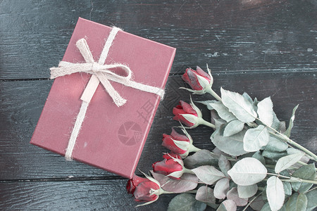 玫瑰花和礼品盒图片