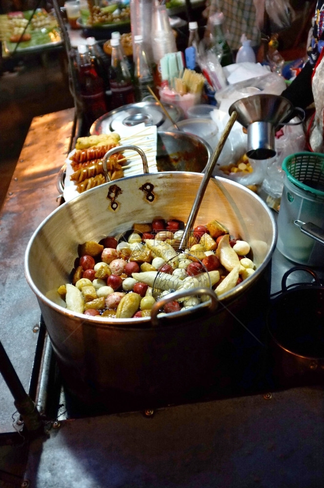 街道深火鱼球潘香肠泰国街头食品零厨师图片