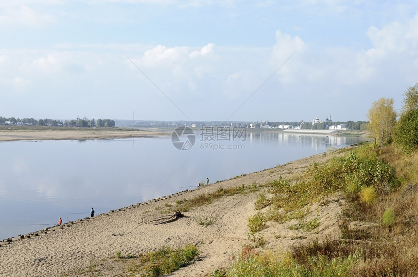 鱼人俄罗斯北部大乌秋格的苏霍纳河景岸渔民图片
