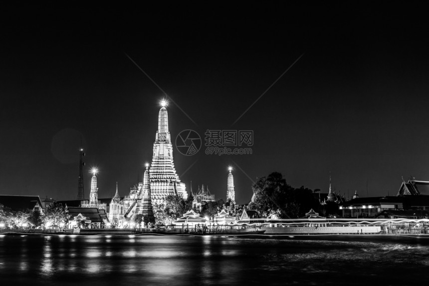 位于泰国曼谷Chaoporaya河附近的黎明寺庙ThaphorayaRiver白色的建筑学夜晚图片