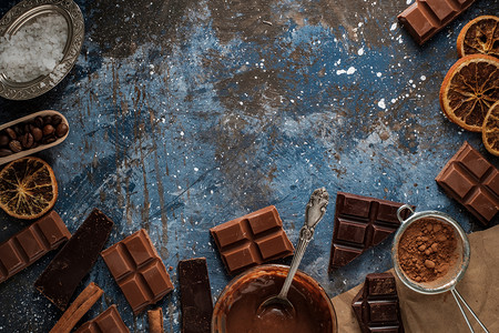 咖啡豆和巧克力条图片