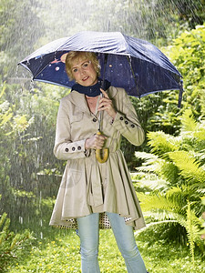 成年女人和雨伞季夏日保护美丽女士图片