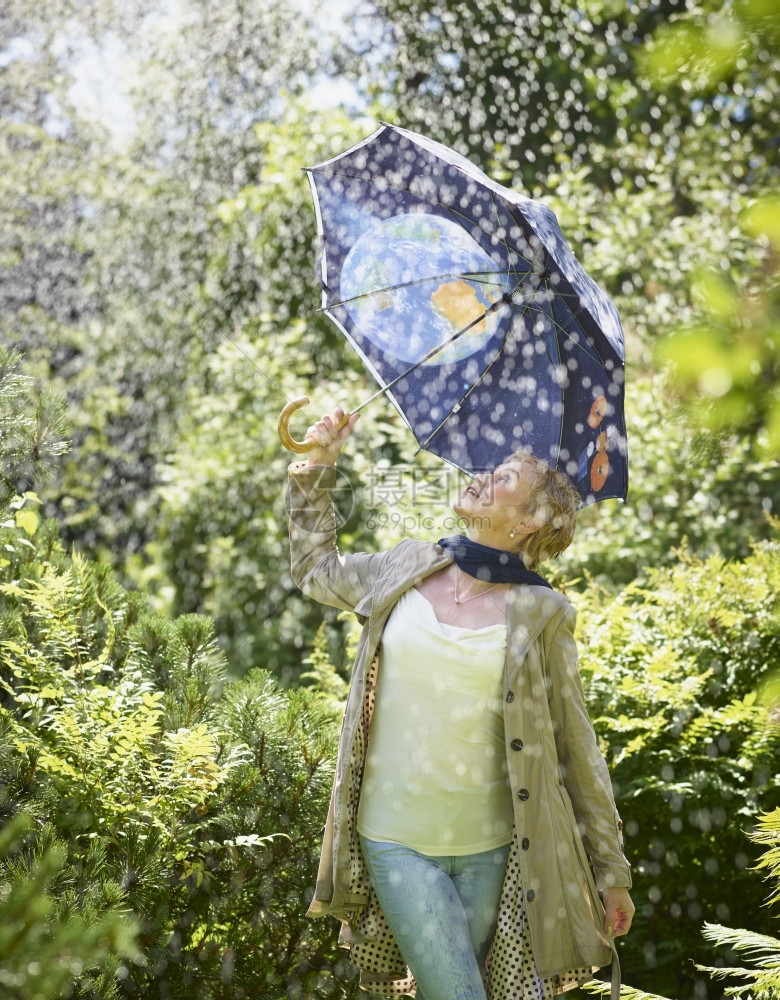 美丽成年女人和雨伞季夏日庇护所绿色图片