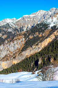 山地全景雪中距离有两名登山者岩石游览跑图片