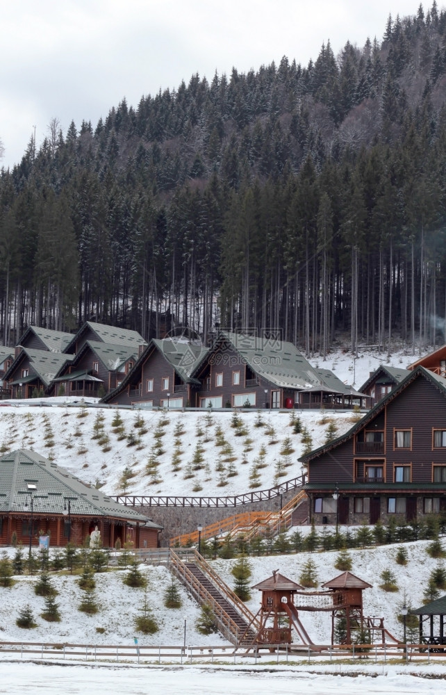 乌克兰最受欢迎的滑雪度假胜地Bukovel的乡镇和山坡木屋假期宁静图片