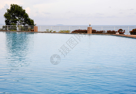 酒店蓝色海边的游泳池图片