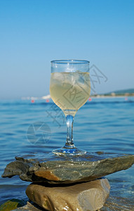 海浪冲刷的岩石边杯白葡萄酒被海浪冲洗过船饮料海岸网图片