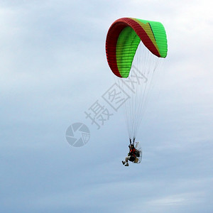 美丽的天空背景上多彩滑翔图降落伞山图片