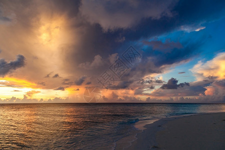 地平线水海岸岛上的日落图片