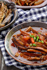 素食主义者辣椒越南自制素食品在圆盘上高见香蕉花肉食用菜鱼烹煮配有酱油椰子和番茄香蕉花的美味菜作为食物吃图片