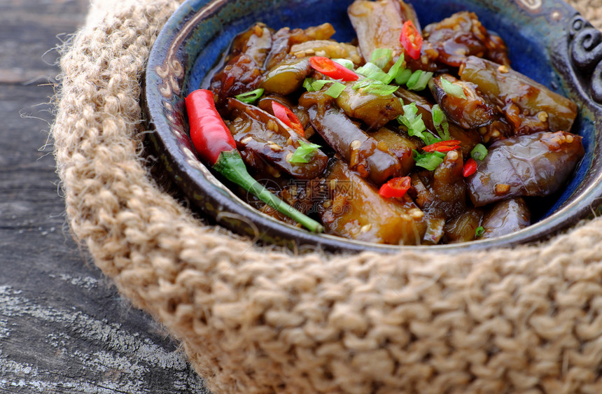 碗里有素食品煮茄子饭加酱油这是越南素食物的简单但好吃健康肉越南的营养图片