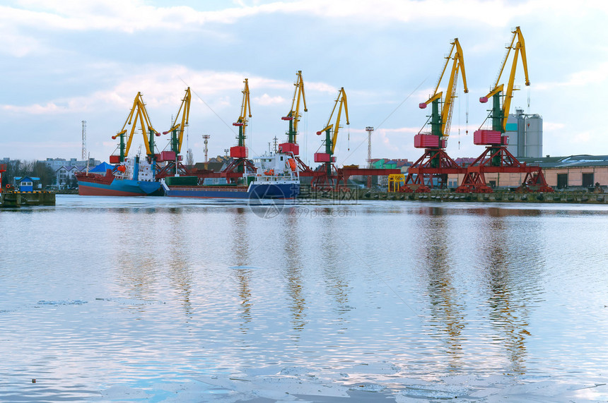 海港口起重机和货物终点港口起重机和货物码头海洋捕鱼港国际的金属工业图片