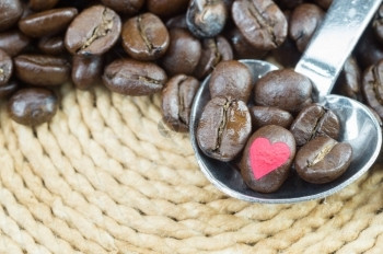美食以金属勺子和背景咖啡豆制成的具有心脏形状剪切路径易于改变或调整心脏形状颜色A黑暗的咖啡因图片