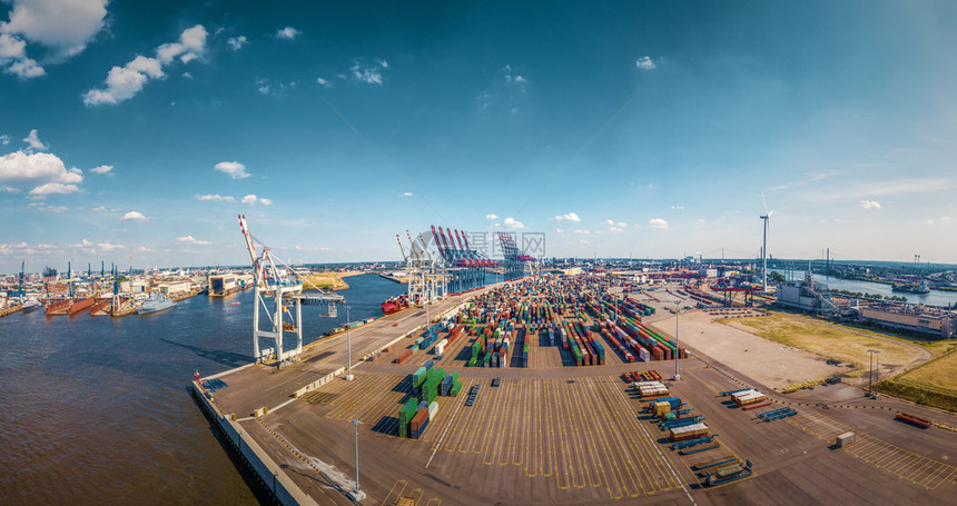 建造桥来自汉堡港的空中观与商业码头一起的图片