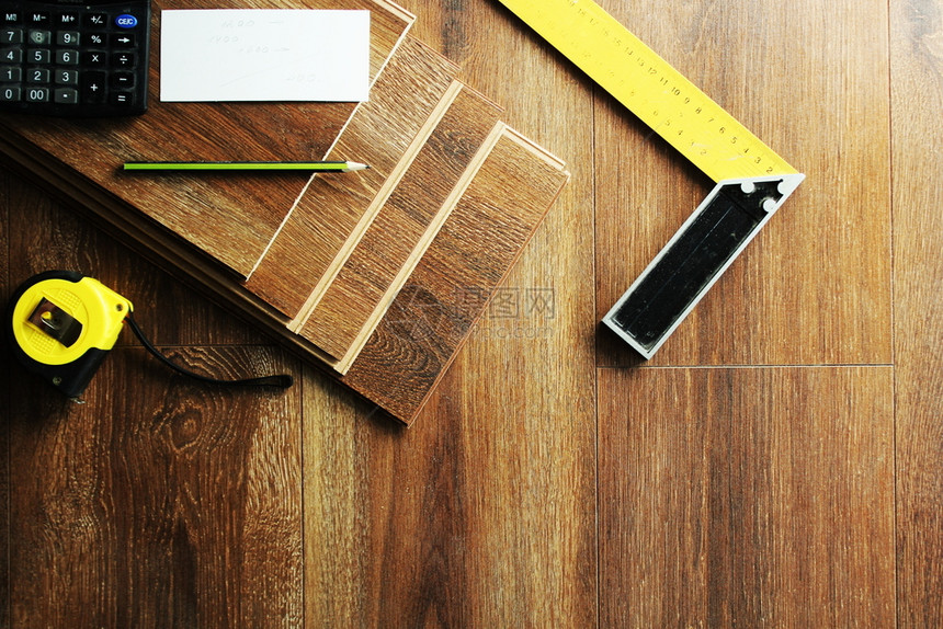 木质背景上的层压地板和工具木质背景上的层压地板和工具纸重塑家图片