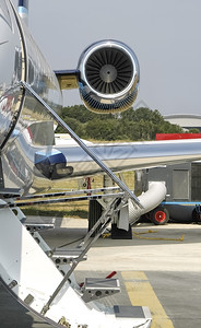 在机场准备出发的豪华公司喷气式飞机商业私人的强大图片
