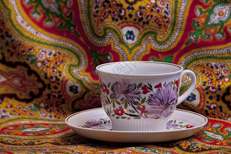 碟子骨茶杯带有花纹装饰用具图片