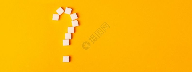 要糖吃白色的以橙背景问号形状白糖立方体在橙色背景上被塑造成一个问题标记过量的成形设计图片