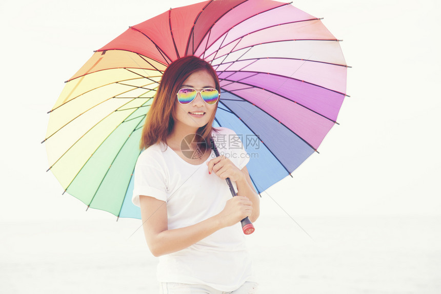 乐趣人们带着彩虹色雨伞旅行概念的美丽女子男人图片
