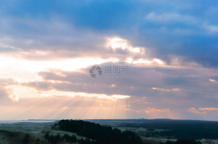 风景优美黄昏的沙丘上日落颜色沙漠图片