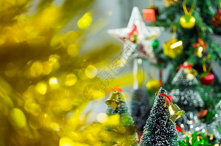 问候树快乐的圣诞假期金铃松枝星和雪花的背景圣诞节图片