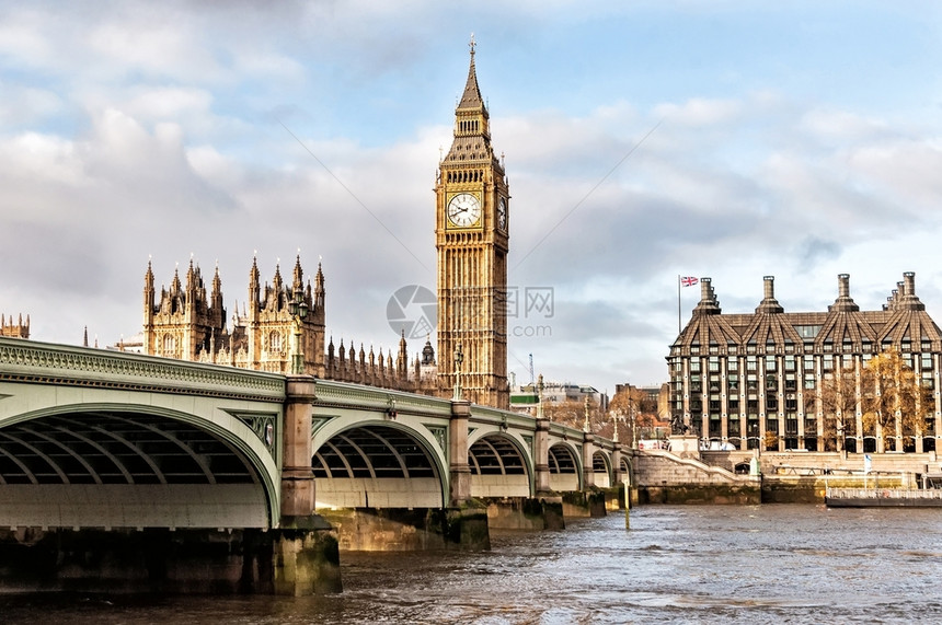 联合王国大本和威斯敏特桥伦敦泰晤士河天空灯图片