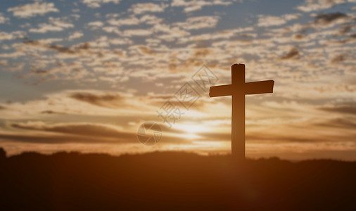 日落背景的天主教十字月光环天空星期日图片