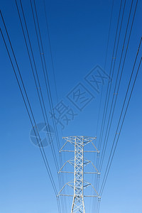 反对蓝天的高压电线杆传送支柱图片