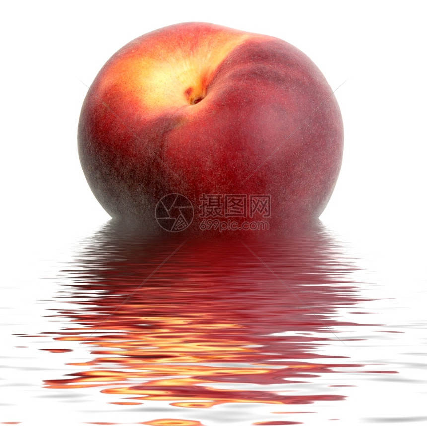 吃目的成熟水中单一深红桃子近距离摄影棚图片