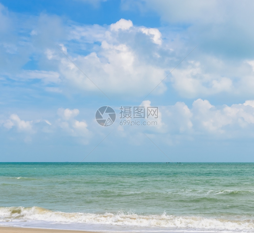 地平线支撑自然热带海景和多云的蓝色天空图片