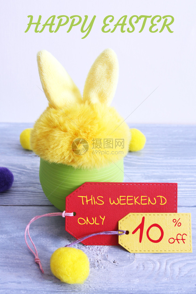 灰色木板上绿塑料锅中的黄毛玩具兔在写着快乐复活节的灰色背景上有两个纸标签上面只写了这周末的话还有10个关闭黄色和紫羊毛球的野兔明图片