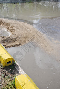 警告黄色的装有碎石材料淹水道路建筑工地业的图片