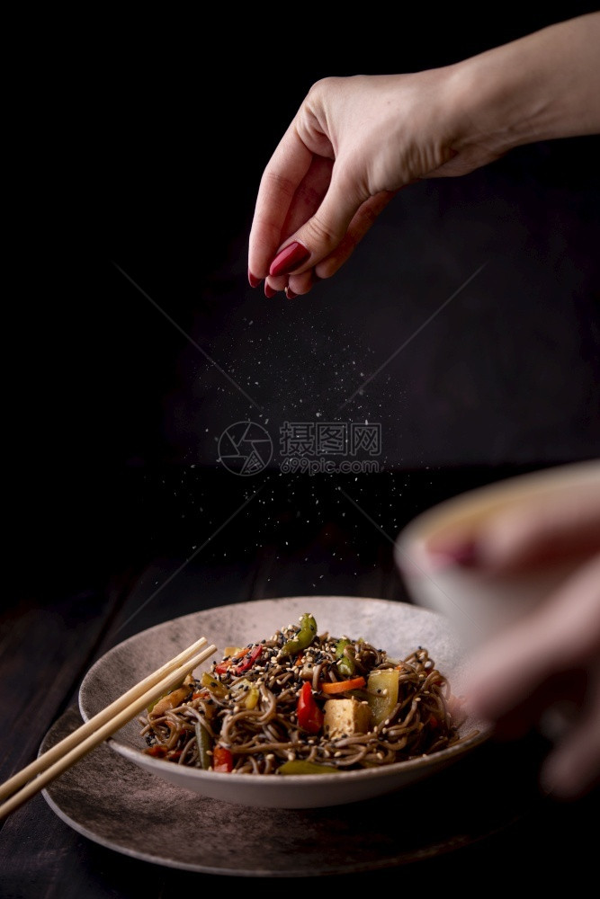 业务最佳带蔬菜的咸盐碗面条框架图片