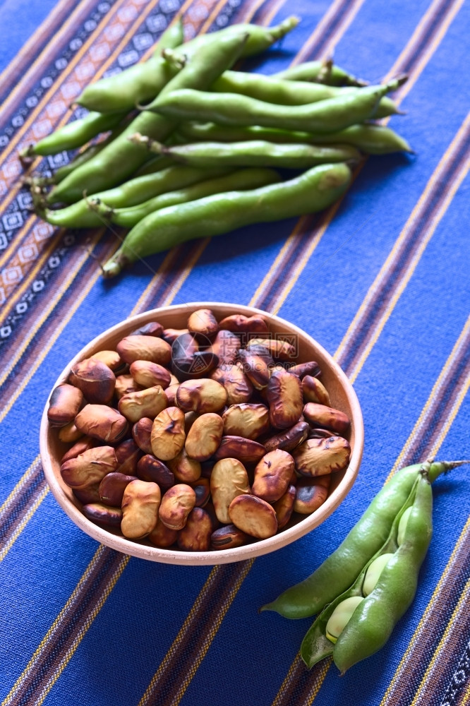 第三在玻利维亚烤大豆latViciafaba在碗中吃零食边上和背面有新鲜的大豆子蓝布用自然光拍照选择焦点聚三分之一的烤豆维西亚荚图片