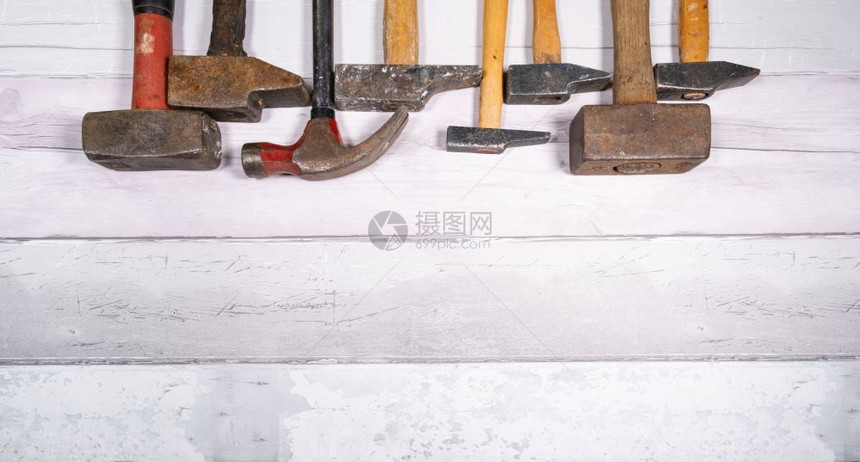 工具业的一组不同类型旧锤子排列在木质背景顶视图上的空间部带有文本空间一组不同类型的旧锤子排列在木质背景顶视图上的空间部带有文本空图片