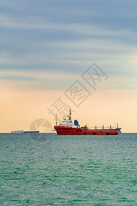 载体黑海抛锚船中的航行离岸图片