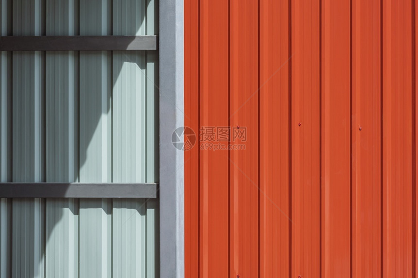 结构体灰色的或者储藏室车库钢墙表面的阳光和阴影室内外有橙金属板壁围墙的储藏室或车库建筑材料概念图片