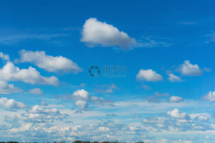 蓝色背景上的白云蓝天和色背景上的白云明亮大气层象图片